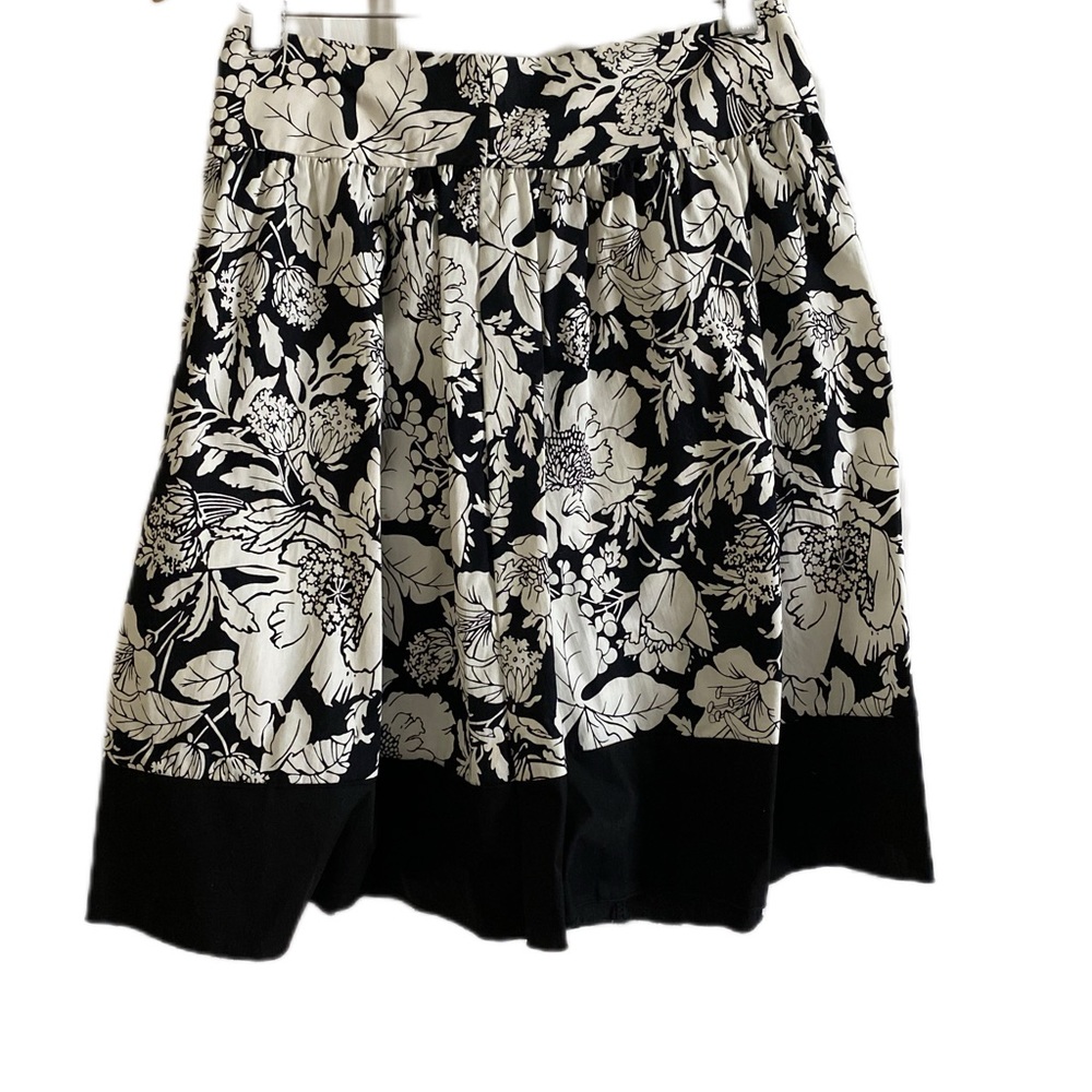 NWT Forever 21 Black and White Floral Leaf Print Motif Midi Skirt / Pleat Skirt